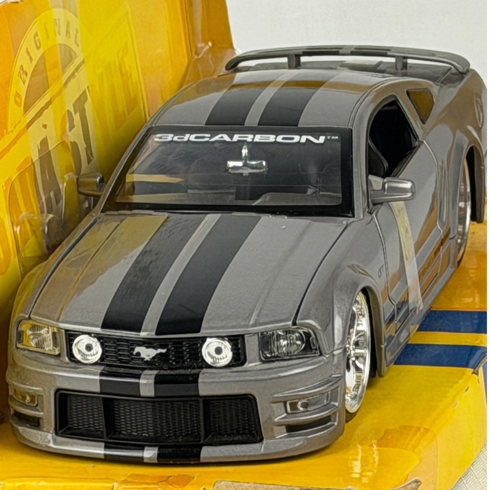 Jada Toys 2006 Ford Mustang GT 1:24 3dCarbon Bigtime Muscle Grey Racing Stripes